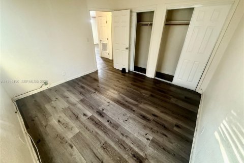 Villa ou maison à louer à Fort Lauderdale, Floride: 2 chambres, 353.31 m2 № 1993373 - photo 3