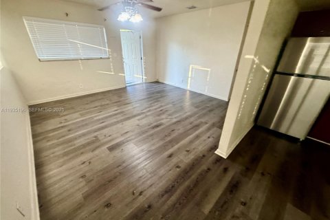 Villa ou maison à louer à Fort Lauderdale, Floride: 2 chambres, 353.31 m2 № 1993373 - photo 9