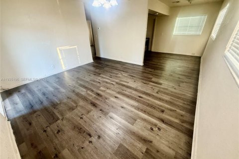 Villa ou maison à louer à Fort Lauderdale, Floride: 2 chambres, 353.31 m2 № 1993373 - photo 2