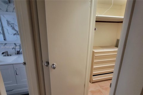 Copropriété à louer à Miami Beach, Floride: 35.3 m2 № 1996698 - photo 15