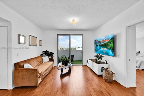 Condo in Miami, Florida, 2 bedrooms  № 1822180 - photo 3