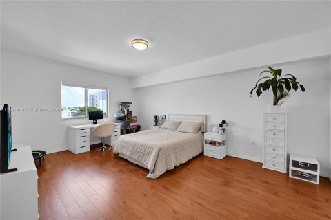 Condo in Miami, Florida, 2 bedrooms  № 1822180 - photo 14