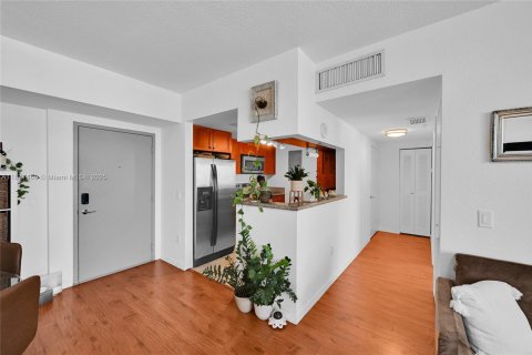 Condo in Miami, Florida, 2 bedrooms  № 1822180 - photo 9