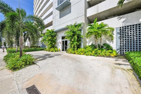 Condo in Miami, Florida, 2 bedrooms  № 1822180 - photo 2
