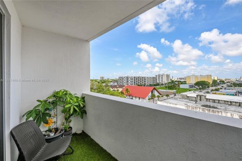 Condo in Miami, Florida, 2 bedrooms  № 1822180 - photo 5