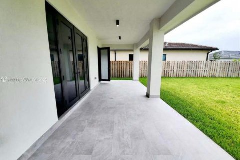 Villa ou maison à louer à Miami, Floride: 4 chambres, 271.74 m2 № 2051462 - photo 2