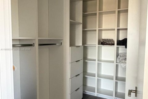 Villa ou maison à louer à Miami, Floride: 4 chambres, 271.74 m2 № 2051462 - photo 24