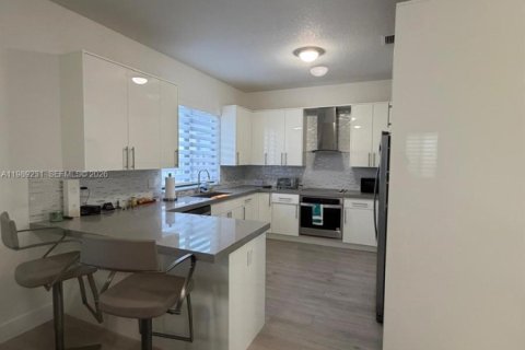 Villa ou maison à louer à Miami, Floride: 4 chambres, 271.74 m2 № 2051462 - photo 4