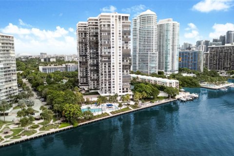 Condo in Miami, Florida, 2 bedrooms  № 1953784 - photo 2