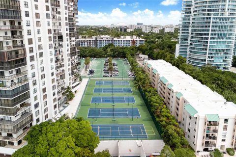 Condo in Miami, Florida, 2 bedrooms  № 1953784 - photo 5