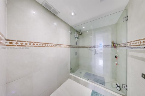 Condo in Miami, Florida, 2 bedrooms  № 1953784 - photo 21