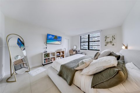 Condo in Miami, Florida, 2 bedrooms  № 1953784 - photo 16