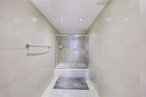 Condo in Miami, Florida, 2 bedrooms  № 1953784 - photo 18