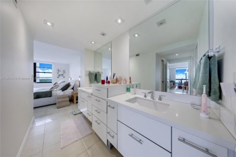 Condo in Miami, Florida, 2 bedrooms  № 1953784 - photo 17