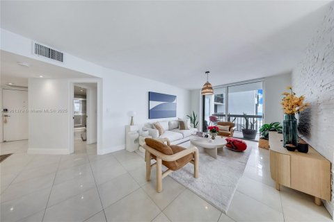 Condo in Miami, Florida, 2 bedrooms  № 1953784 - photo 10
