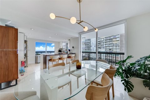 Condo in Miami, Florida, 2 bedrooms  № 1953784 - photo 11