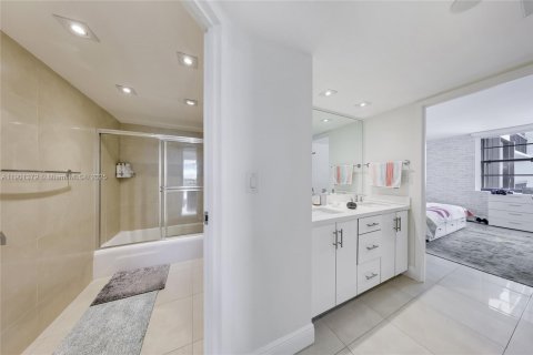 Condo in Miami, Florida, 2 bedrooms  № 1953784 - photo 19