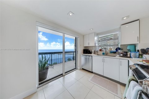 Condo in Miami, Florida, 2 bedrooms  № 1953784 - photo 12