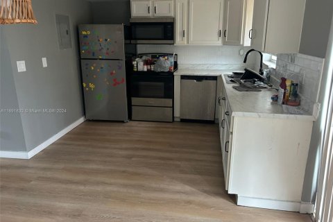Condo in Lauderhill, Florida, 2 bedrooms № 1896754 - photo 1