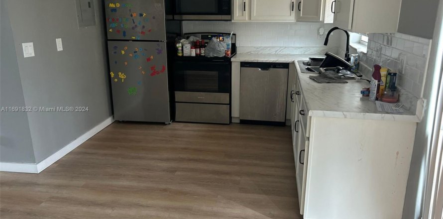 Condo in Lauderhill, Florida, 2 bedrooms № 1896754