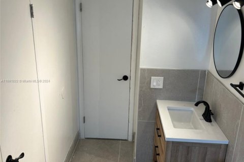 Condo in Lauderhill, Florida, 2 bedrooms № 1896754 - photo 16