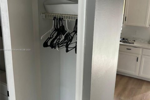 Condo in Lauderhill, Florida, 2 bedrooms № 1896754 - photo 4