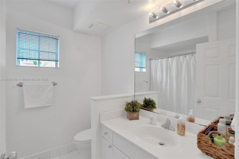 Copropriété à louer à Sunny Isles Beach, Floride: 3 chambres, 125.7 m2 № 1958499 - photo 9