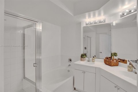 Copropriété à louer à Sunny Isles Beach, Floride: 3 chambres, 125.7 m2 № 1958499 - photo 13