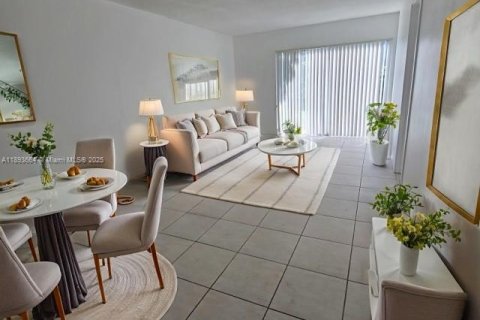 Condominio en venta en Miramar, Florida, 2 dormitorios, 77.29 m2 № 1945686 - foto 1