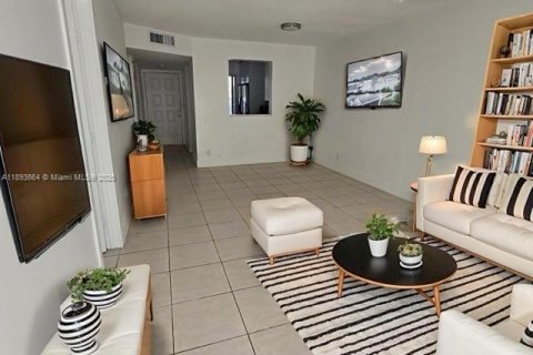 Condominio en venta en Miramar, Florida, 2 dormitorios, 77.29 m2 № 1945686 - foto 3