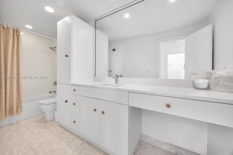 Купить кондоминиум в Корал-Гейблс, Флорида 2 спальни, 121.7м2, № 2089730 - фото 10