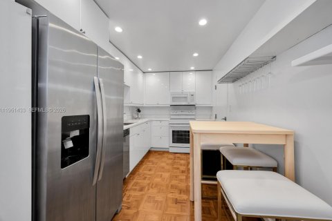 Купить кондоминиум в Корал-Гейблс, Флорида 2 спальни, 121.7м2, № 2089730 - фото 11