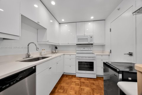 Купить кондоминиум в Корал-Гейблс, Флорида 2 спальни, 121.7м2, № 2089730 - фото 12
