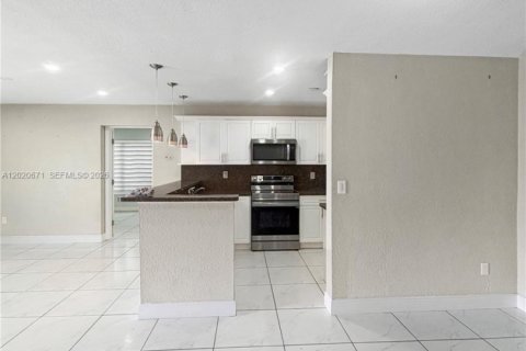House in Miami Gardens, Florida 4 bedrooms, 112.23 sq.m. № 2083472 - photo 4
