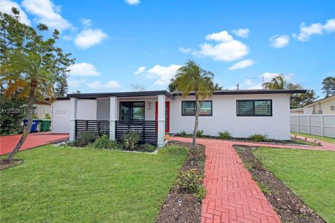 House in Miami Gardens, Florida 4 bedrooms, 112.23 sq.m. № 2083472