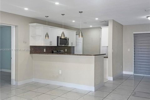 House in Miami Gardens, Florida 4 bedrooms, 112.23 sq.m. № 2083472 - photo 5