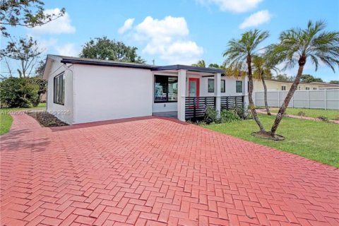 House in Miami Gardens, Florida 4 bedrooms, 112.23 sq.m. № 2083472 - photo 2