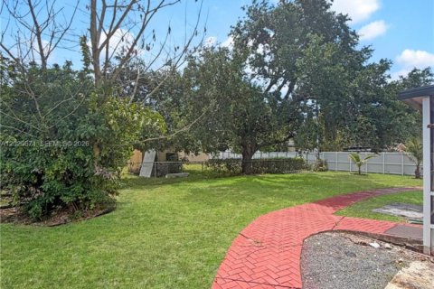 House in Miami Gardens, Florida 4 bedrooms, 112.23 sq.m. № 2083472 - photo 9