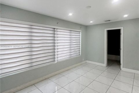House in Miami Gardens, Florida 4 bedrooms, 112.23 sq.m. № 2083472 - photo 14