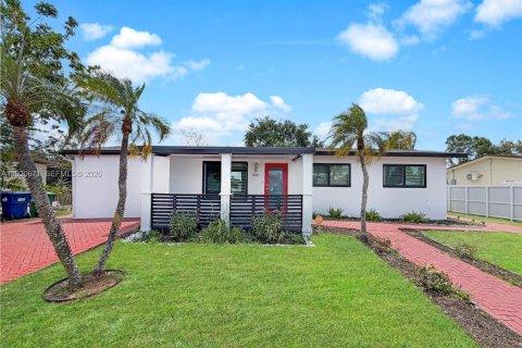 House in Miami Gardens, Florida 4 bedrooms, 112.23 sq.m. № 2083472 - photo 3