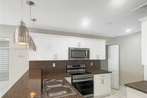 House in Miami Gardens, Florida 4 bedrooms, 112.23 sq.m. № 2083472 - photo 12