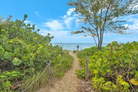 Купить кондоминиум в Халландейл-Бич, Флорида 1 спальня, 81.57м2, № 2053407 - фото 21