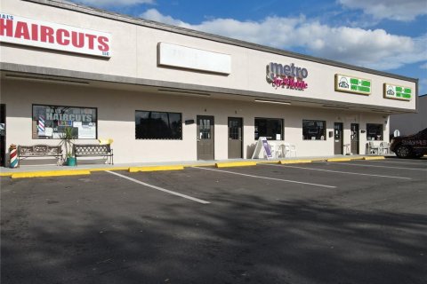 Propiedad comercial en alquiler en Edgewater, Florida, 1703.55 m2 № 917994 - foto 1