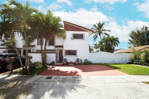 Adosado en venta en Miami, Florida, 3 dormitorios, 142.7 m2 № 1944464 - foto 1