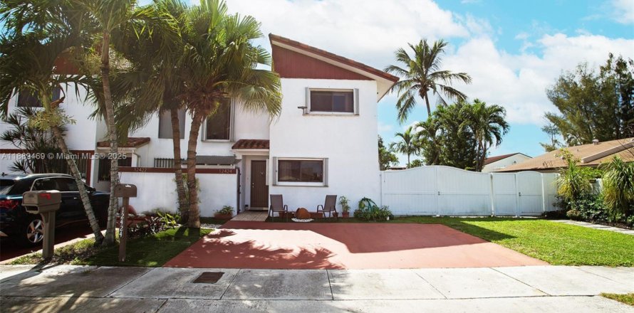 Adosado en Miami, Florida 3 dormitorios, 142.7 m2 № 1944464