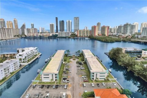 Copropriété à louer à North Miami Beach, Floride: 1 chambre, 63.55 m2 № 1984379 - photo 1