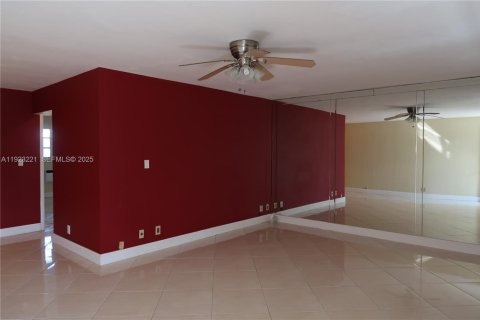 Copropriété à louer à North Miami Beach, Floride: 1 chambre, 63.55 m2 № 1984379 - photo 3