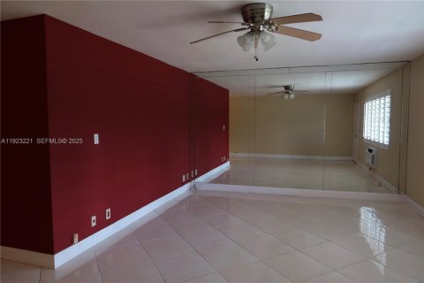 Copropriété à louer à North Miami Beach, Floride: 1 chambre, 63.55 m2 № 1984379 - photo 4