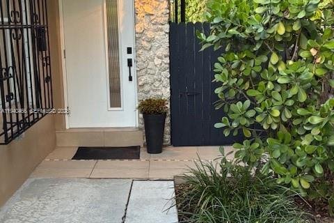 House in Miami, Florida 3 bedrooms, 183.11 sq.m. № 1998388