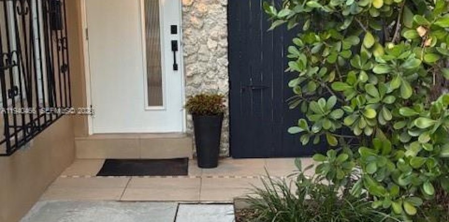 House in Miami, Florida 3 bedrooms, 183.11 sq.m. № 1998388